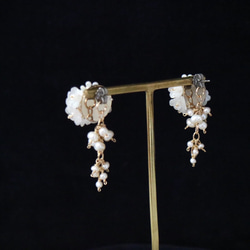 淡水珍珠，白色花束七夕耳環或耳環 第6張的照片
