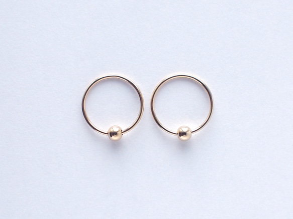 送料無料【14kgf】月フープピアス ラウンドボール／S　プレーン  ゴールド　華奢　シンプル  ユニセックス 1枚目の画像