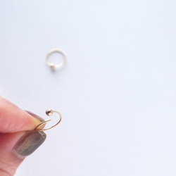 送料無料【14kgf】月フープピアス ラウンドボール／S　プレーン  ゴールド　華奢　シンプル  ユニセックス 4枚目の画像