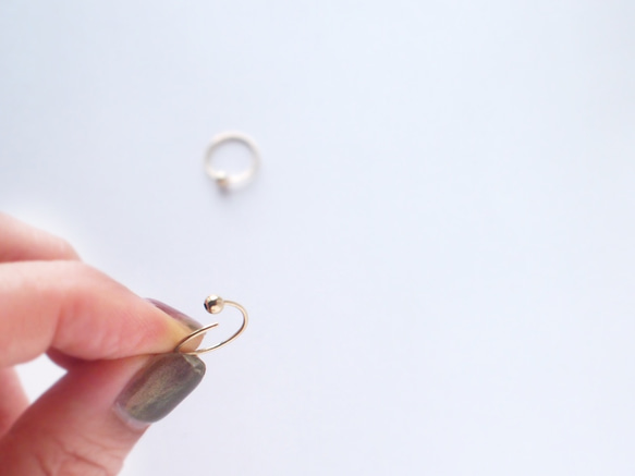 送料無料【14kgf】月フープピアス ラウンドボール／S　プレーン  ゴールド　華奢　シンプル  ユニセックス 4枚目の画像