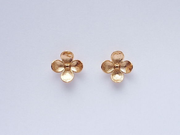 送料無料【24KGP（SV925）】花フラワー スタッドピアス  ゴールド　シンプル　silver925 1枚目の画像