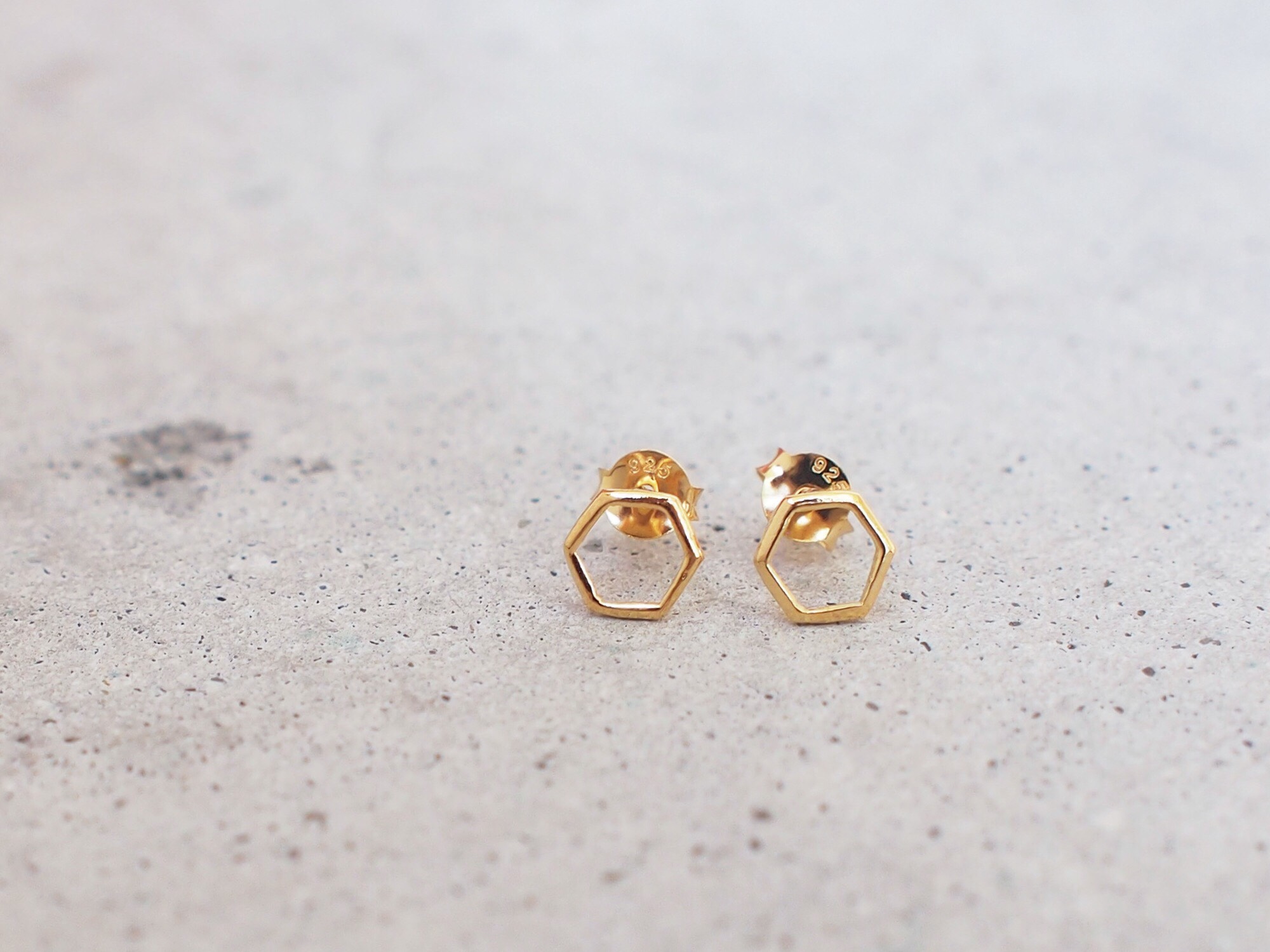 送料無料【24KGP（SV925）】冬のダイヤモンド （星座）ヘキサゴン スタッドピアス／6mm