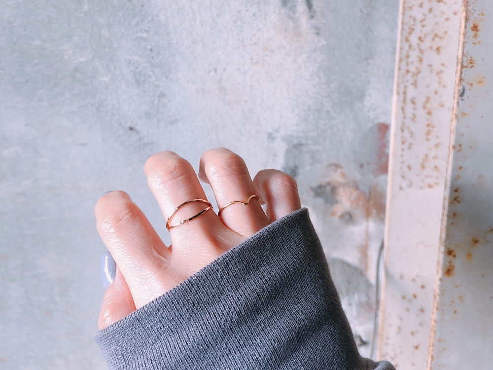 送料無料【14kgf】三日月リング ウェーブ二連 4way／槌目（9号〜17号）