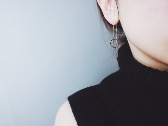 送料無料 *再販*【14kgf】月チェーンピアス／槌目／S　ゴールド　華奢　シンプル 1枚目の画像