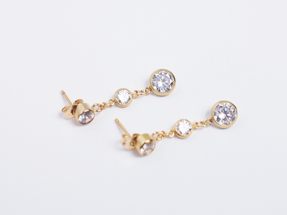 【14kgf／CZダイヤモンド】流れ星　３連スタッドピアス　ゴールド　華奢　シンプル