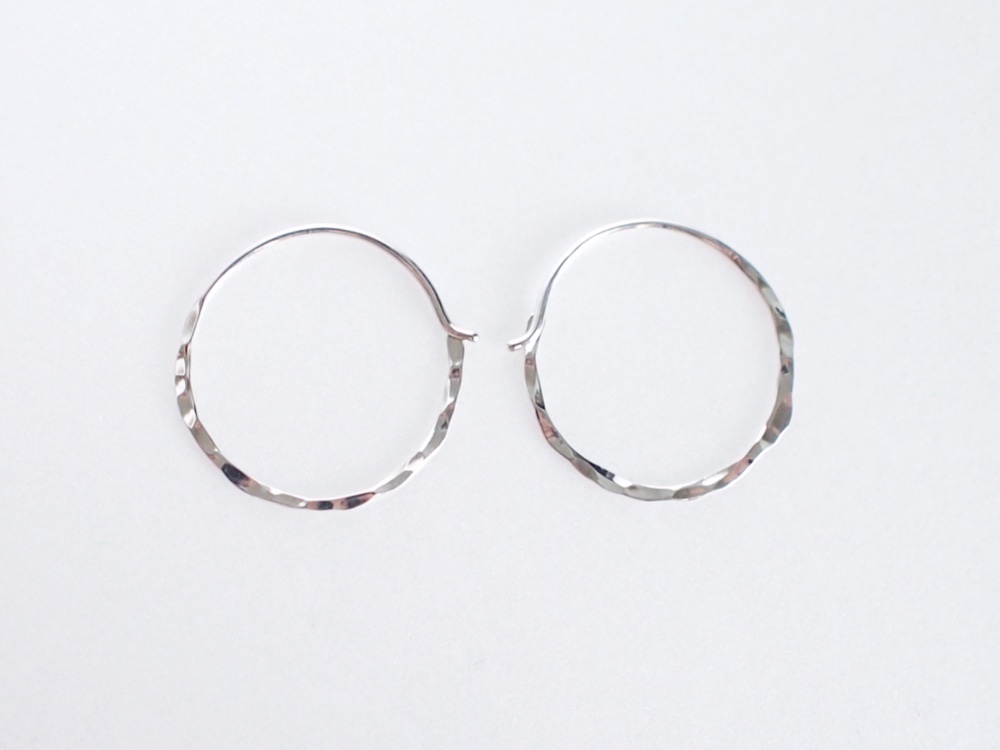 【SV935】銀月ピアス／槌目／M　フープ　シルバー　華奢　シンプル　silver