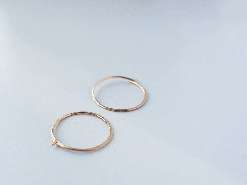 送料無料【14kgf】月ピアス／M　フープ　ゴールド　華奢　シンプル