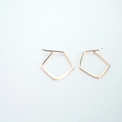 送料無料【14kgf】ぎょしゃ座ピアス／M　ゴールド　星座　華奢　シンプル　フープ 4枚目の画像