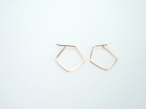 送料無料【14kgf】ぎょしゃ座ピアス／M　ゴールド　星座　華奢　シンプル　フープ 4枚目の画像