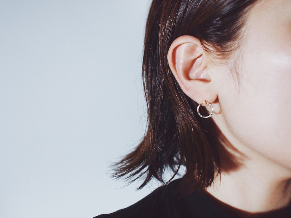 送料無料【14kgf】月スタッドピアス／槌目／S　ゴールド　華奢　シンプル