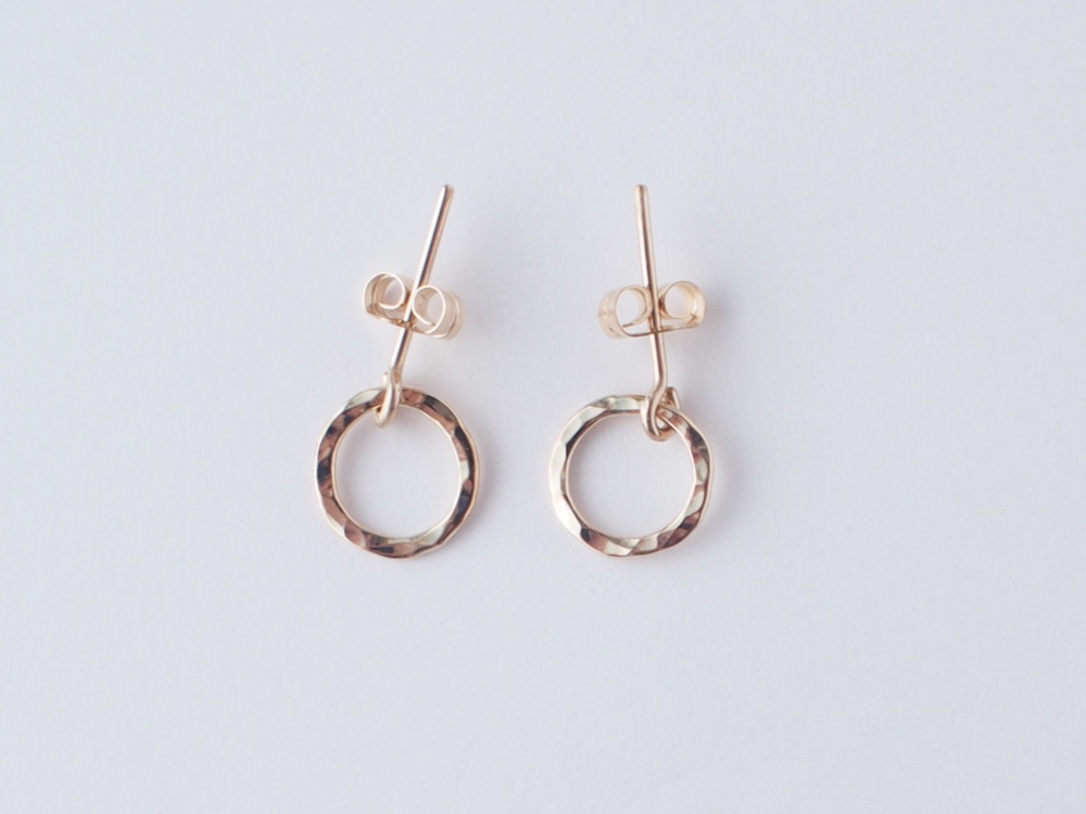 日向坂46着用＊送料無料【14kgf】月スタッドピアス／槌目／mini　ゴールド　華奢　シンプル