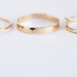 送料無料【14kgf】月リング／槌目（9号〜17号のみ）ゴールド　華奢　シンプル 1枚目の画像
