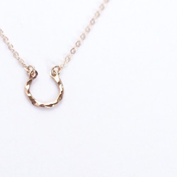 送料無料 *再販*【14kgf】三日月ネックレス（ホースシュー型） / 槌目 / mini  ゴールドシンプル 幸運馬蹄 8枚目の画像