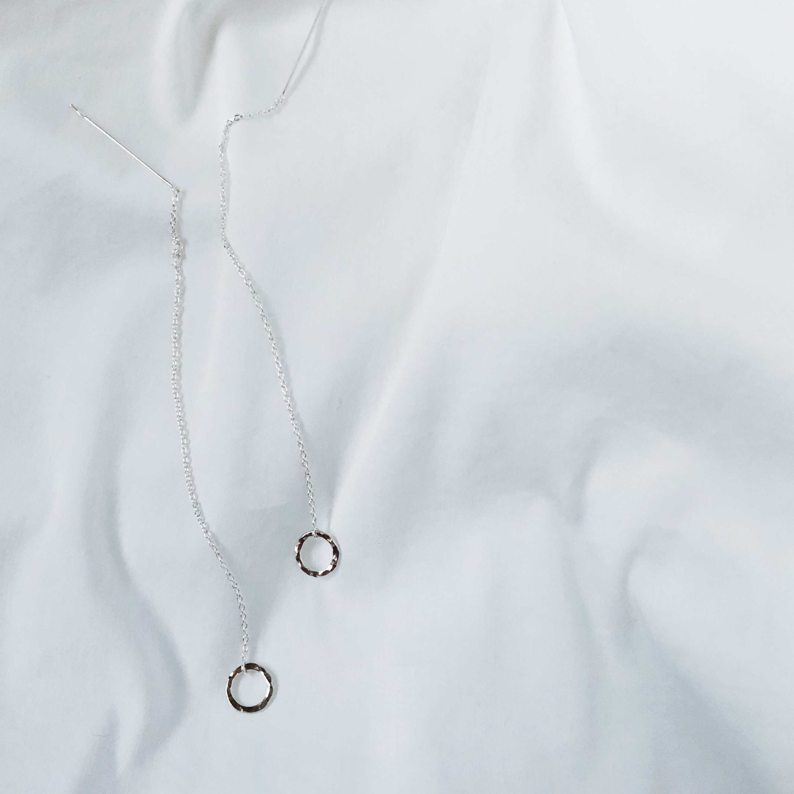 送料無料【SV925】銀月ロングチェーンピアス／槌目／mini　シルバー  華奢　シンプル