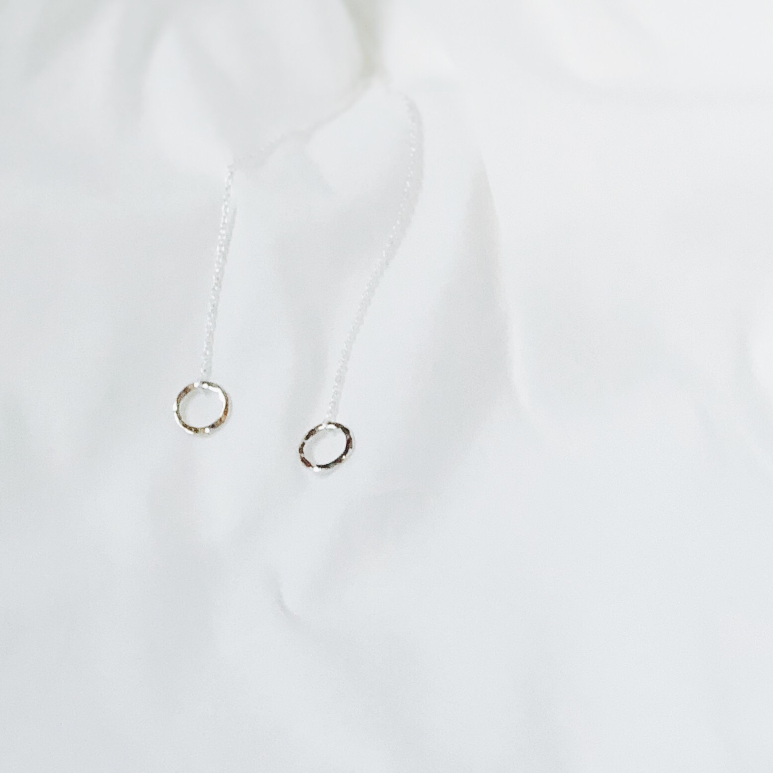 送料無料【SV925】銀月ロングチェーンピアス／槌目／mini　シルバー  華奢　シンプル