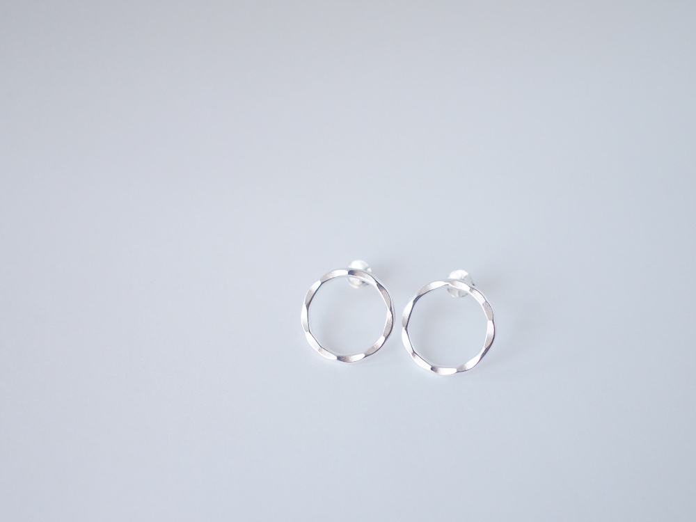 送料無料【SV925】銀月スタッドピアス／槌目／15mm　シルバー  シンプル silver925