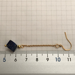 再販)小さなラピスラズリ＊キューブカットのロングピアス 3枚目の画像