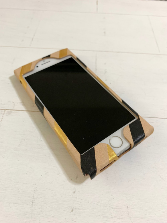【受注製作】iPhoneケース『3rd』（iphone6/6s/7/8/SE〔第2世代〕）｜ブラック&ゴールドストライプ 2枚目の画像