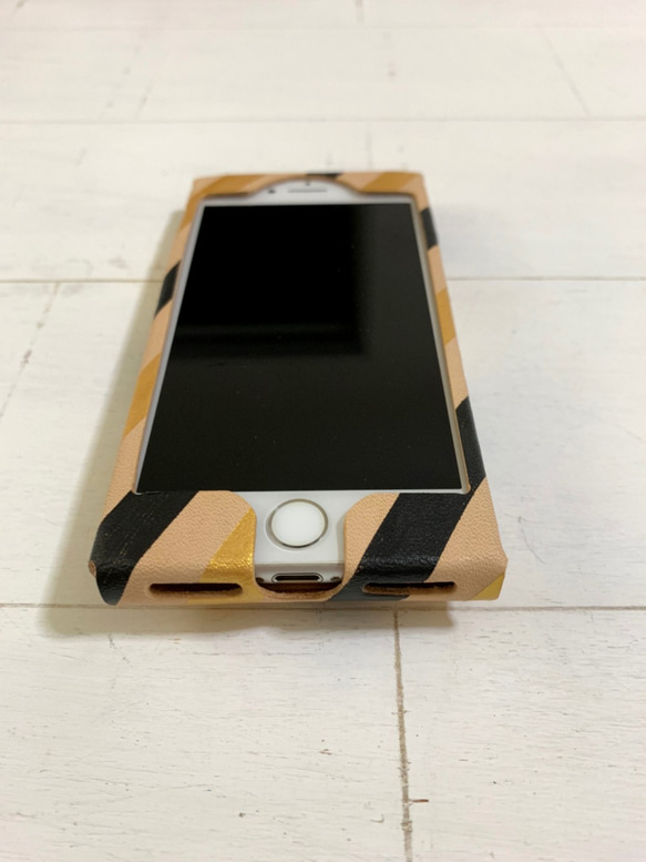 【受注製作】iPhoneケース『3rd』（iphone6/6s/7/8/SE〔第2世代〕）｜ブラック&ゴールドストライプ 4枚目の画像
