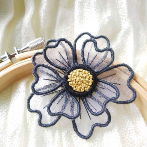 オーガンジー刺繍のお花 ブローチ キラリカ 通販 11412840｜Creema