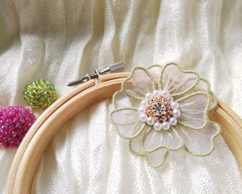 オーガンジー刺繍のお花 ブローチ キラリカ 通販 11412858