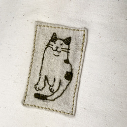 ブサカワ猫ちゃん刺繍のお弁当バック ミニトート 2枚目の画像
