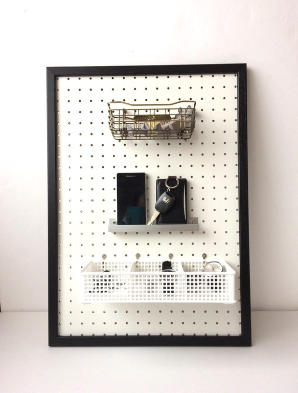 《送料無料》木製有孔ボード(ホワイト)フレーム (ブラック) フック付A2 1枚目の画像