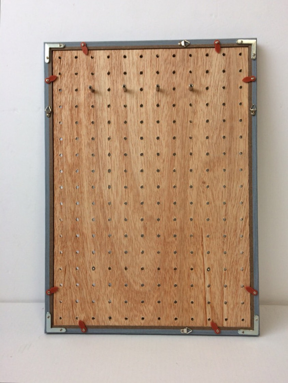 《送料無料》木製有孔ボード(ホワイト)フレーム(ブルーグレー)フック付A3 3枚目の画像