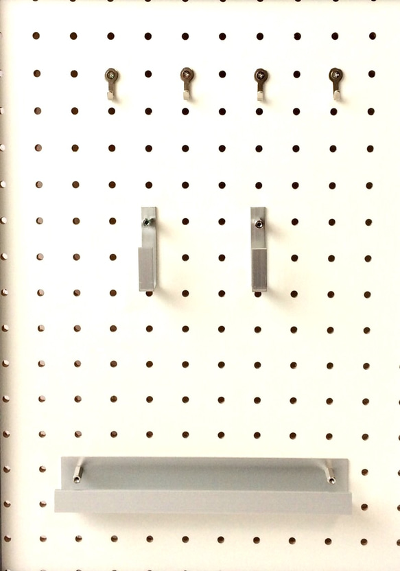 《送料無料》新春福袋　木製有孔ボード(ホワイト)フレーム (ブラック)フック付+アルミフック2個長ナットビス2個+おまけ 3枚目の画像