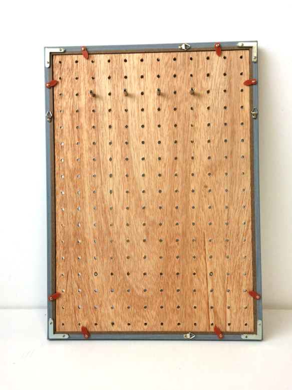 《送料無料》新春福袋木製有孔ボード(ホワイト)フレーム (ブルーグレー) フック付+アルミフック長ナットビス2個+おまけ 4枚目の画像