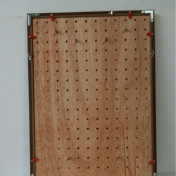 《送料無料》木製有孔ボード(ホワイト)フレーム(ダークブラウン)フック付A3 2枚目の画像