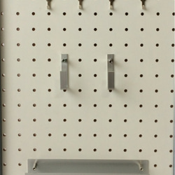 《送料無料》木製有孔ボード(ホワイト)フレーム(ダークブラウン)フック付A3 3枚目の画像