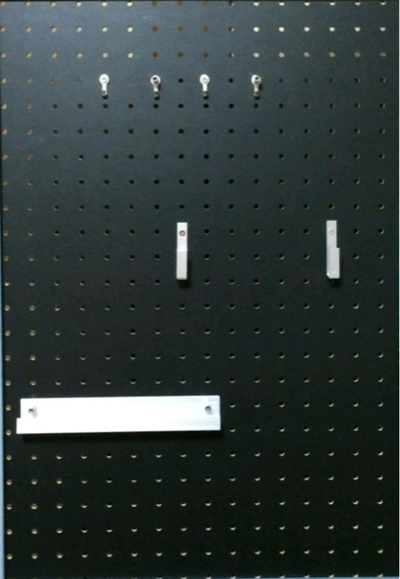 《送料無料》木製有孔ボードブラックフレーム(ライトブラウン)フック付A3＋ｱﾙﾐﾌｯｸ長ﾅｯﾄﾋﾞｽ2個＋おまけ 2枚目の画像