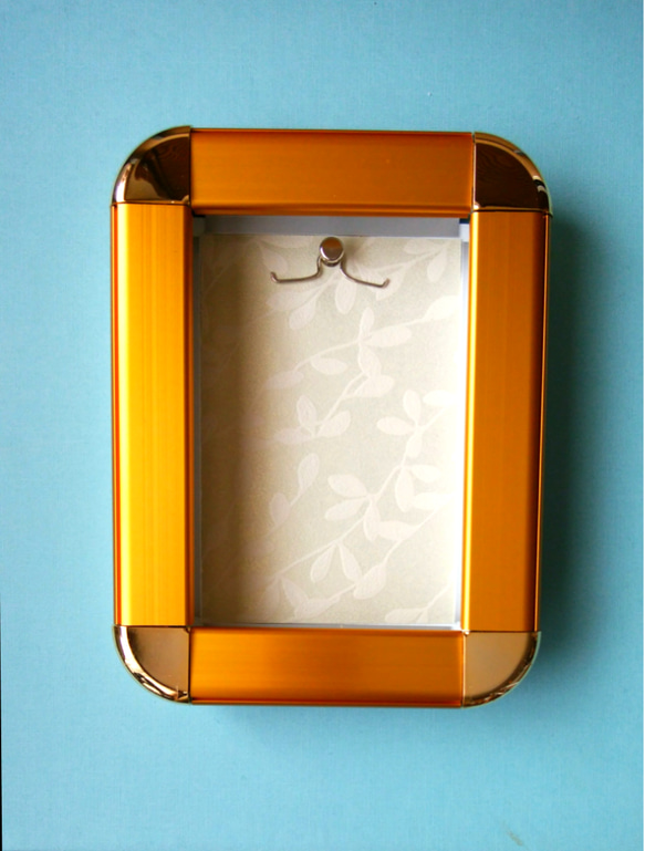 《送料無料》アルミ製ミニチュアフレーム　ゴールド　ミニチュアドレス付き 2枚目の画像