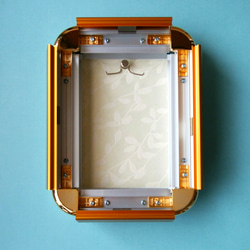 《送料無料》アルミ製ミニチュアフレーム　ゴールド　ミニチュアドレス付き 3枚目の画像