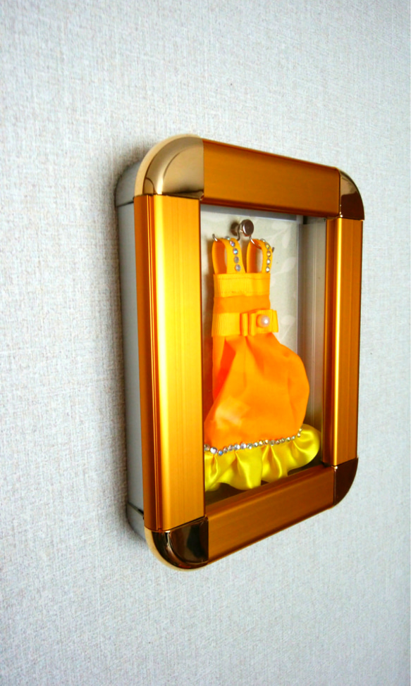《送料無料》アルミ製ミニチュアフレーム　ゴールド　ミニチュアドレス付き 4枚目の画像