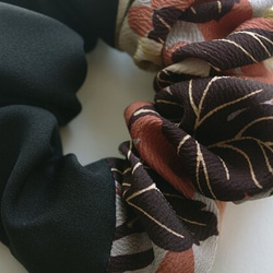 大き目　着物シュシュ 　黒×紅葉と菊 2枚目の画像