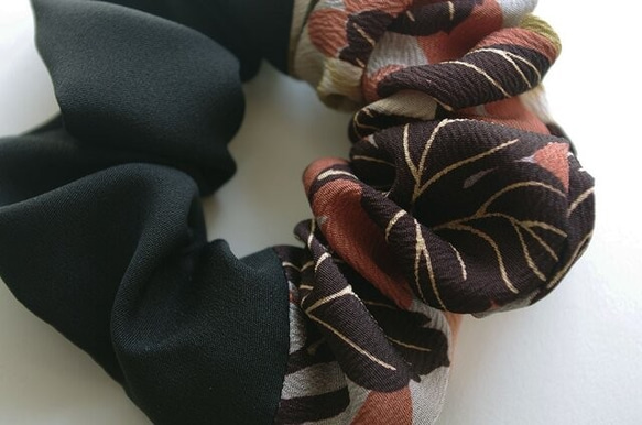 大き目　着物シュシュ 　黒×紅葉と菊 2枚目の画像
