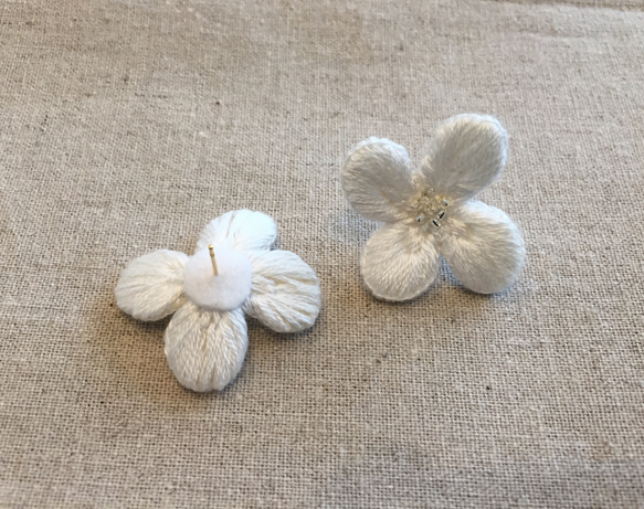 【送料無料】白いお花の刺繍ピアス 2枚目の画像