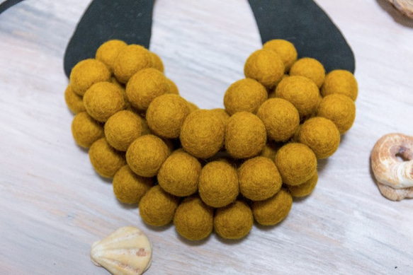 Statement Necklace (camel yellow) 3枚目の画像