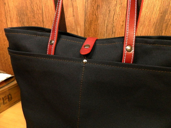 【mikaさま専用です】赤が良い！７つのポケット！本革×8号帆布の大型トートバッグ！◎黒×赤ブラック日本製ハンドメイド 3枚目の画像