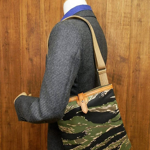 受注生産・送料無料】ハンドメイド!カモフラ タイガーカモ迷彩×ヌメ革