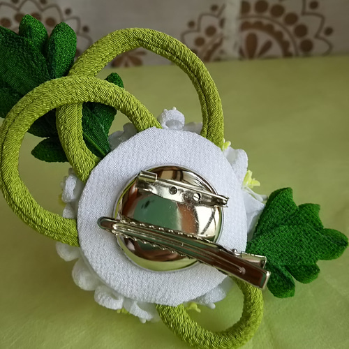 つまみ細工　お花のチャーム　ハンドメイド　no.4 つまみ細工、4月の花、コデマリのコサージュ コサージュ てぃのるな