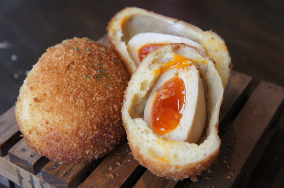 【お店定番】まるごと半熟煮たまごパン　国産バター100％（マーガリン不使用） 1枚目の画像