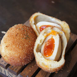 【お店定番】まるごと半熟煮たまごパン　国産バター100％（マーガリン不使用） 2枚目の画像