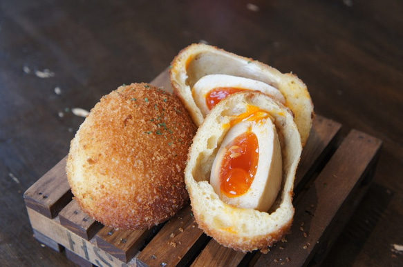 【お店定番】まるごと半熟煮たまごパン　国産バター100％（マーガリン不使用） 2枚目の画像