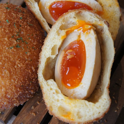 【お店定番】まるごと半熟煮たまごパン　国産バター100％（マーガリン不使用） 3枚目の画像