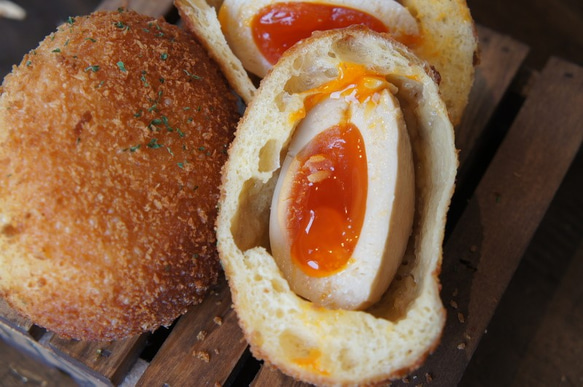 【お店定番】まるごと半熟煮たまごパン　国産バター100％（マーガリン不使用） 3枚目の画像