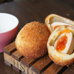 【お店定番】まるごと半熟煮たまごパン　国産バター100％（マーガリン不使用） 4枚目の画像