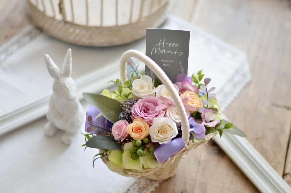 お好きなメッセージ印刷×バスケットのプリザーブドフラワーアレンジ　母の日の贈り物に☆